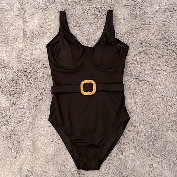 GORGEUS BLACK FITTED FULL PIECE SWIMSUIT - Picture 4 of 6